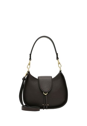 Kleine schwarze Ledertasche mit geschwungener Form, Klappenverschluss, goldenen Beschlägen und abnehmbarem Schulterriemen.