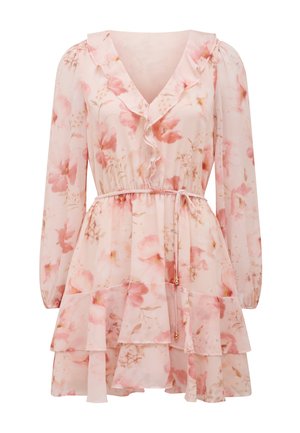Robe florale en chiffon rose avec un décolleté en V, des accents de volants, des manches longues, une ceinture élastique et une jupe à volants superposés avec des détails dorés subtils.