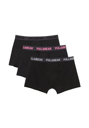 Tre sorte boxershorts med elastiske linninger, to har grå "PULL&BEAR" tekst, en har pink "PULL&BEAR" tekst på linningen.