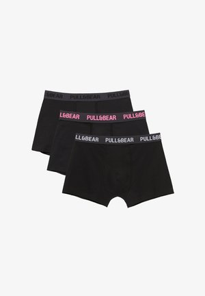Trzy czarne bokserki z elastycznymi pasami w talii, dwie mają szary tekst "PULL&BEAR", jedna ma różowy tekst "PULL&BEAR" na pasie.