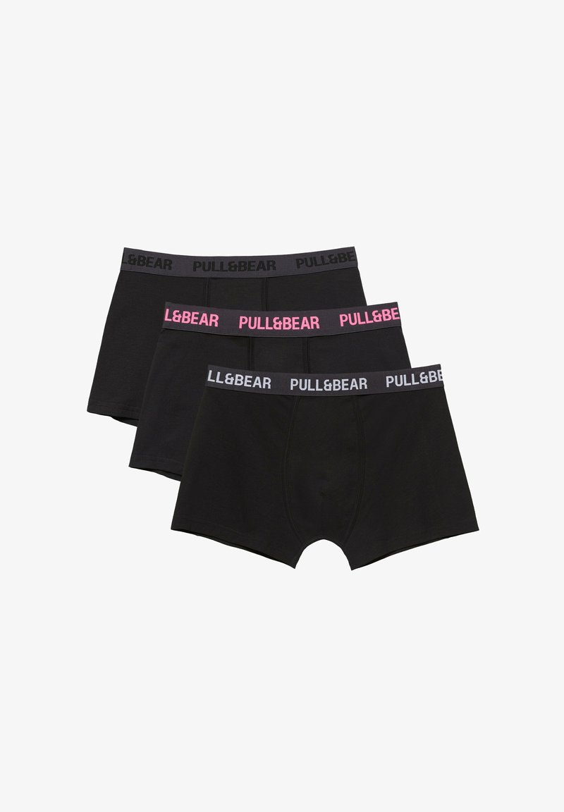 Trois boxers noirs avec ceintures élastiques, deux ont un texte gris "PULL&BEAR", un a un texte rose "PULL&BEAR" sur la ceinture.