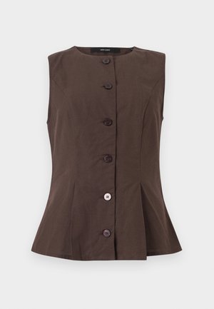 Ermeløs brun vest med knapper, rund hals og tilpassede sømmer, med seks knapper foran, hvorav en er lysere i fargen.