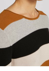 Sweter dziany z poziomymi paskami w odcieniach brązu, szarości, czerni i beżu. Model z okrągłym dekoltem, wykonany z teksturowanej tkaniny w kontrastujących kolorach.