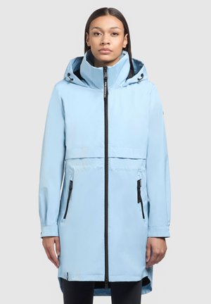 Veste imperméable bleue clair avec capuche, fermeture éclair frontale, deux poches zippées et cordons de serrage ajustables au niveau du cou et de l'ourlet.