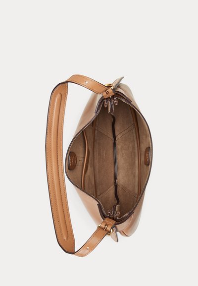 Hellbraune Ledertasche mit verstellbarem Riemen, offenem oberen Teil, der das Innere mit mittlerem Reißverschlussfach und zwei Seitentaschen zeigt.