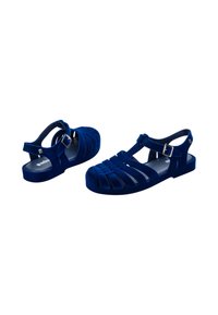 Niebieskie gumowe sandały z paskowym wzorem i odkrytym piętą. Posiadają zapięcie na klamrę na kostce oraz teksturowaną cholewkę zapewniającą przyczepność.