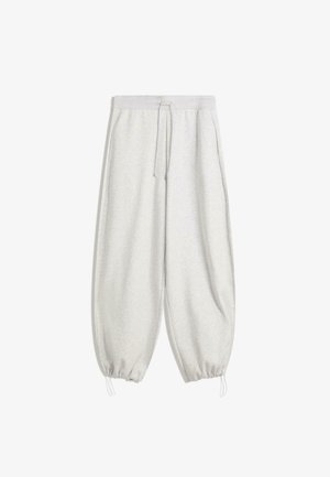 Pantaloni della tuta grigi chiari con vita elastica, coulisse, tasche laterali e polsini elastici arricciati su uno sfondo bianco.