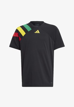 Juodas sportinis marškinėliai trumpomis rankovėmis, su įstrižais žaliais, geltonais ir raudonais dryžiais ant vieno peties. Pagaminta iš kvėpuojančios medžiagos.