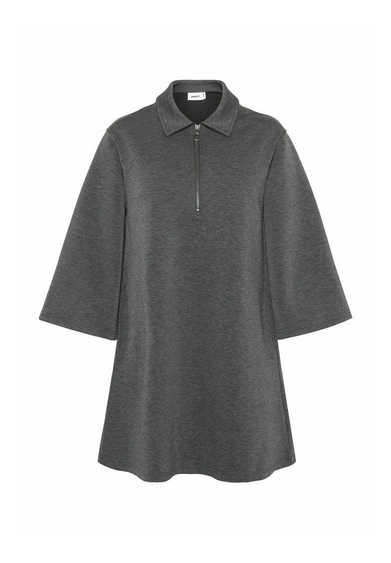 Graues Pulloverkleid mit einem kurzen Reißverschluss am Kragen, weiten Glockenärmeln und einem weichen, strukturierten Stoff. Hat eine gerade Silhouette.