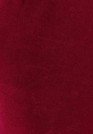 Burgundi spalvos megztas audinys su smulkia gumbelių tekstūra, lygia išvaizda ir tolygiais atspalviais, be raštų ar matomų detalių.