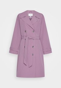 Dubbelknäppt trench coat i ljus lavendel med bälte i midjan, stora slag och knappdetaljer på framsidan och ärmarna.