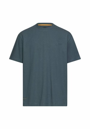 Kortærmet crewneck t-shirt i dæmpet blå med lille præget logo på brystet og subtil tekst nær kanten på hvid baggrund.