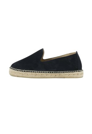 Espadrilla in camoscio nero con suola intrecciata in juta naturale e design slip-on vista lateralmente su sfondo bianco.