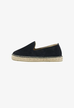 Espadrilla in camoscio nero con suola intrecciata in juta naturale e design slip-on vista lateralmente su sfondo bianco.
