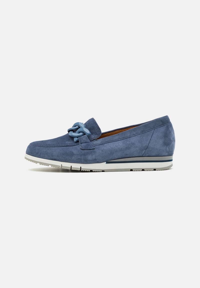 Mocassin en suede bleu avec un détail de chaîne décoratif bleu clair, présentant une semelle en caoutchouc blanche et grise et un design élégant à bout arrondi.