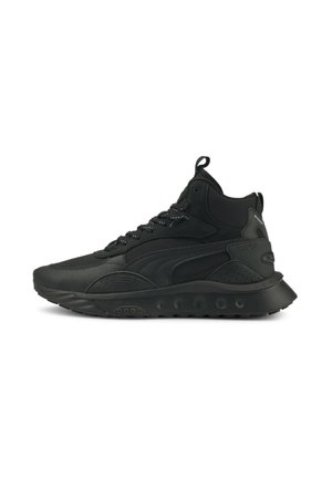 Baskets montantes noires en cuir et maille. Elles présentent des lacets ronds, un col rembourré et des accents texturés le long des côtés et de la semelle.