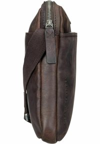 Borsa a spalla in pelle marrone con superficie texturizzata, zip in metallo e tracolla in tessuto. Presenta un logo impresso in modo discreto sul lato.