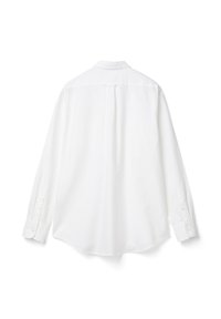 Camicia bianca a maniche lunghe in cotone con colletto classico, polsini con bottone e cucitura a yoke sul retro; presenta un orlo curvo.