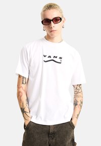 Vans DETERMINED - Camiseta estampada - white