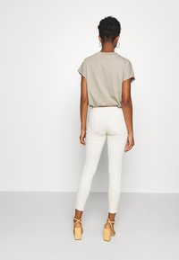ONLY Vaqueros pitillo - off-white
