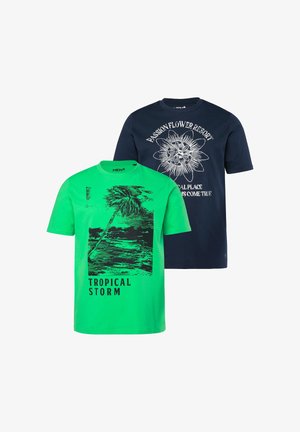To herre T-shirts, den ene i klar grøn med sort tropisk storm og palme træ grafik, den anden i marineblå med hvid passionsblomst og teksttryk.