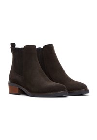 Paire de bottines en daim marron foncé avec des panneaux latéraux élastiques et des petits talons blocs en bois.