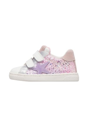 Scarpa da ginnastica bianca per bambini con glitter rosa, una stella viola sul lato e due strappi bianchi in velcro per la chiusura.