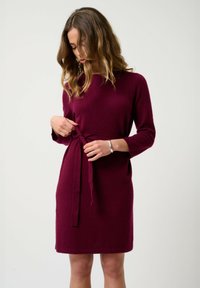Authentic Cashmere AUTHENTIC CONISTON BELTED ROUND-NECK  - Abito in maglia - bordeaux