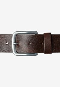 Bruine leren riem met een zilverkleurige metalen gesp en een lus. Gestructureerd oppervlak met verschillende doorgestoken gaten voor aanpassing.
