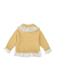 Suéter amarillo de punto con un cuello floral fruncido y detalles de volantes blancos en los puños y el dobladillo. Tejido texturizado con bordes acanalados.