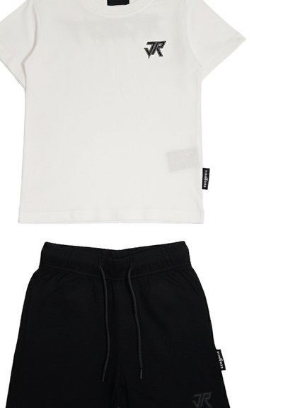 T-shirt bianca a maniche corte con logo nero sul petto abbinata a pantaloncini neri con coulisse e logo corrispondente sulla gamba.