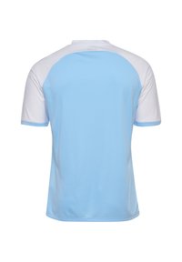 Lyseblå sports T-shirt med korte ærmer og et hvidt skulderdesign. Lavet af glat stof, med rund halsudskæring og afslappet pasform.