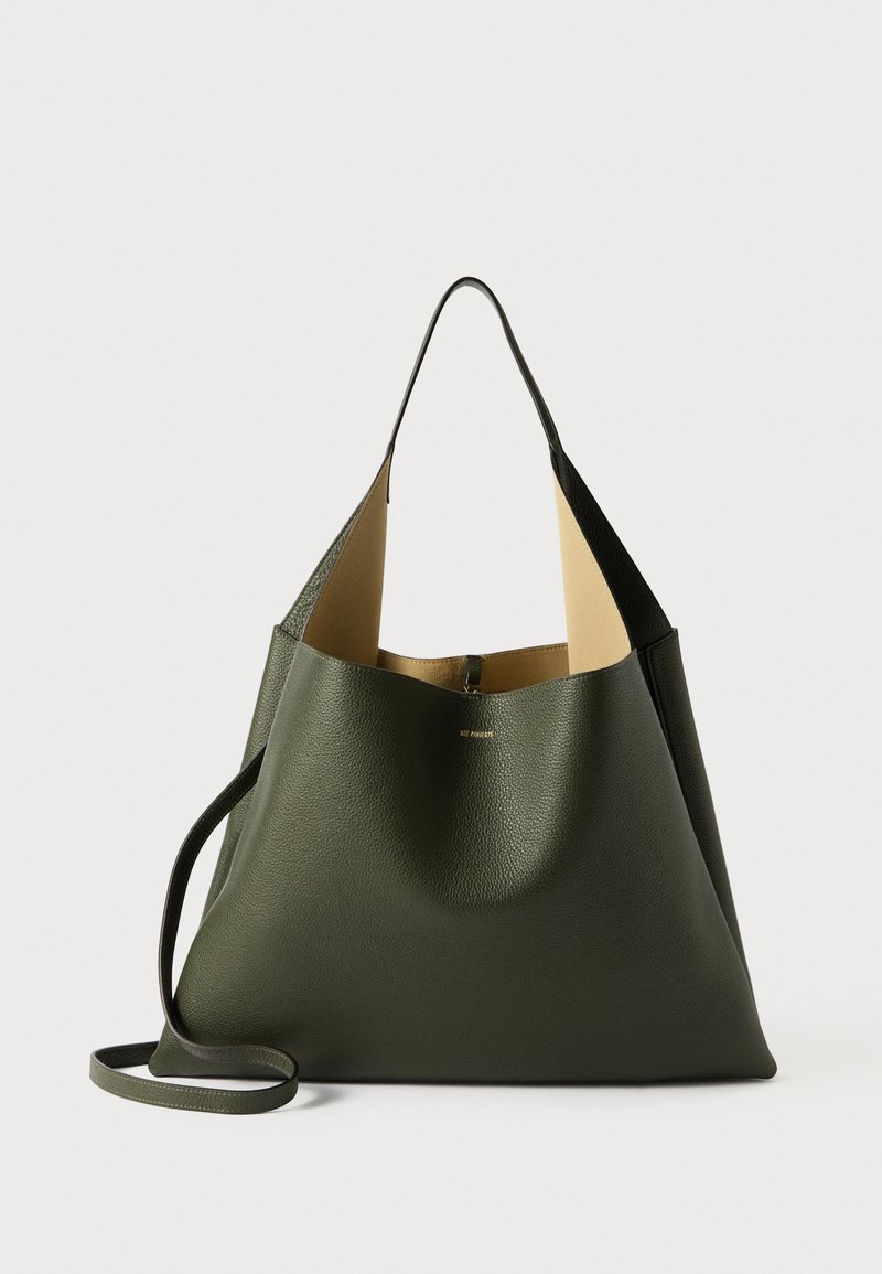 Sac fourre-tout en cuir vert avec une finition texturée, design ouvert et une seule sangle. L'intérieur est doublé de beige et dispose d'une fermeture éclair.