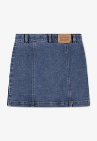 Denim suknja u srednje plavoj boji s ravnim krojem, koja sadrži brendiranu kožnu etiketu, pet petlji za remen i detalje sa kontrastnim šavovima.