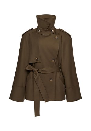 Krótki brązowy trencz dwurzędowy z wysokim kołnierzem, ozdobionym guzikami, paskiem w talii, szerokimi mankietami i pagonami na ramionach.