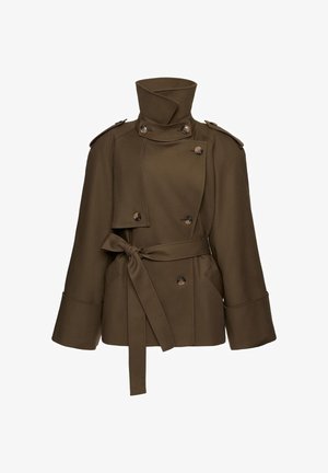 Krótki brązowy trencz dwurzędowy z wysokim kołnierzem, ozdobionym guzikami, paskiem w talii, szerokimi mankietami i pagonami na ramionach.