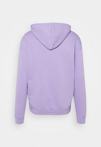 Fialová mikina s kapucí na šňůrku, vyrobená z měkké bavlněné směsi, s žebrovanými manžetami a lemem, která se vyznačuje jednoduchým a čistým designem bez grafik.