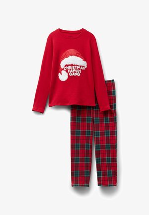 Rood katoenen pyjama set met een shirt met lange mouwen bedrukt met een kerstmanmuts en de tekst "CHRISTMAS FAMILY GANG"; broek met een geruit patroon in rood en groen.