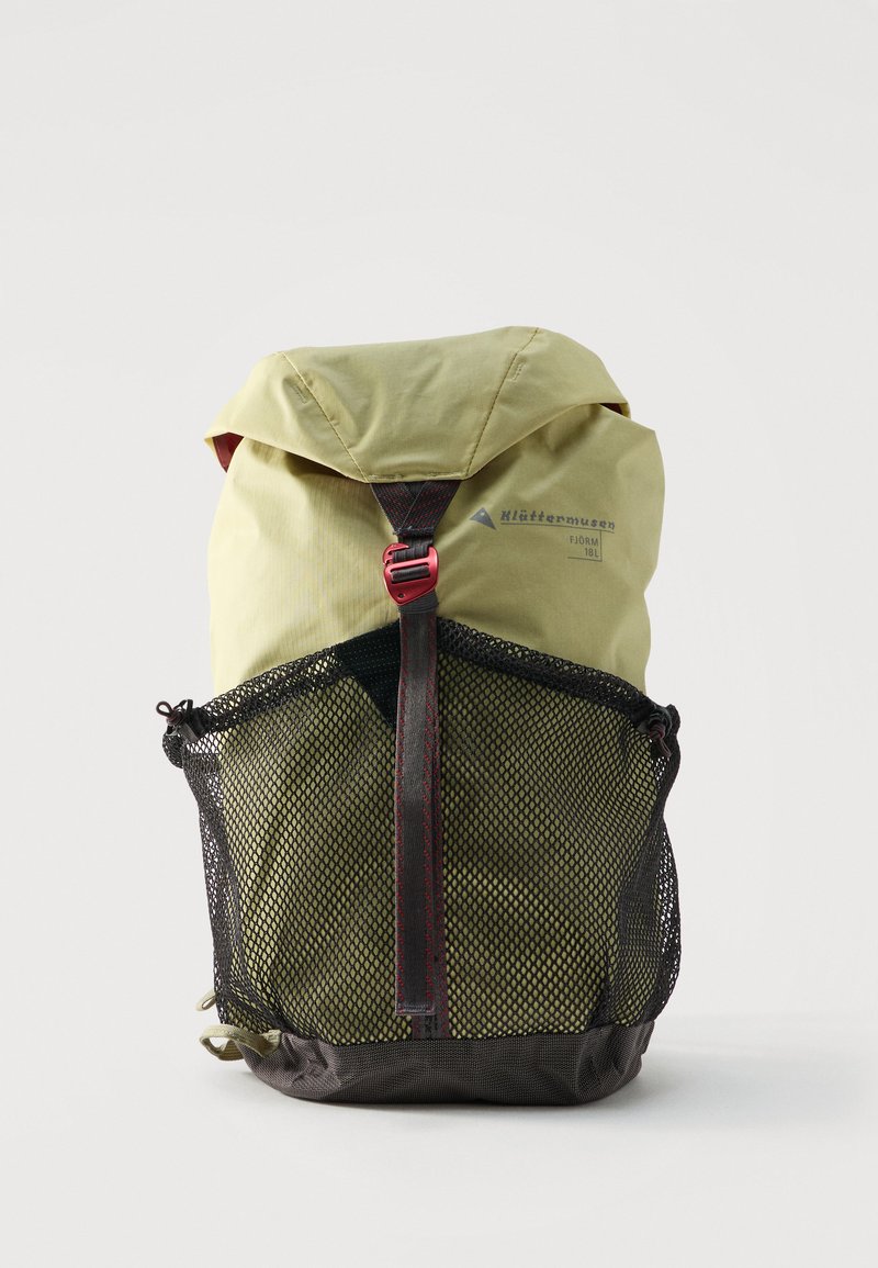 Ανοιχτό πράσινο σακίδιο πλάτης Klättermusen Fjorm 18L με μαύρη μπροστινή τσέπη από δίχτυ και κόκκινο λουρί με αγκράφα, παρουσιάζεται σε λευκό φόντο.