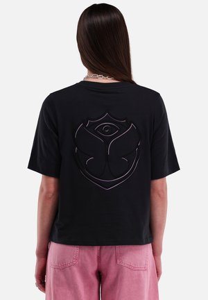Zwarte katoenen t-shirt met een groot geprint ontwerp op de achterkant in paarse omlijning. Korte mouwen met een losse pasvorm.