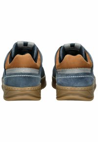 Modré semišové boty s hnědými koženými detaily, mají šedý pruh, polstrovaný límec a texturovanou podešev. Navrženo pro pohodlí a oporu.