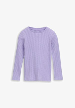 Langarmig geribd gebreid shirt in lichtpaars met een ronde hals, weergegeven op een witte achtergrond.