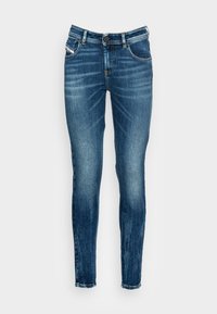 Jeans de mezclilla azul de corte slim con un patrón desgastado, diseño de cinco bolsillos, cierre de botón metálico y detalle de costura en contraste en los bolsillos.