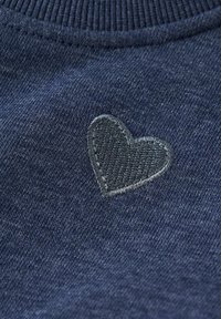 Felpa navy con un piccolo patch a forma di cuore ricamato grigio scuro con bordo cucito e colletto a coste.