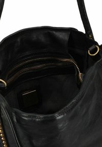 Borsa a tracolla nera in pelle con una texture morbida, hardware dorato e tasca con zip all'interno. L'interno è foderato in tessuto nero.