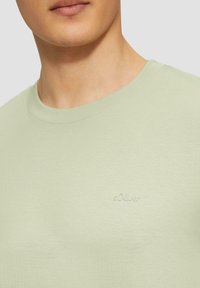 s.Oliver MIT CREW NECK UND LOGO - T-shirt basic - beige
