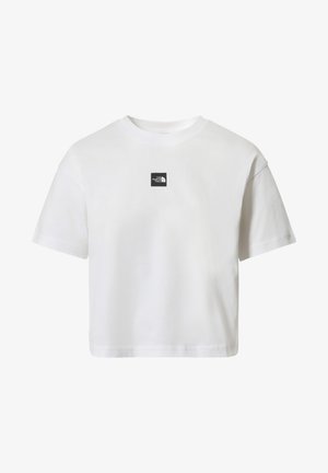 Camiseta blanca recortada de algodón, con cuello redondo y mangas cortas. Pequeño parche de logo negro ubicado en el área del pecho.