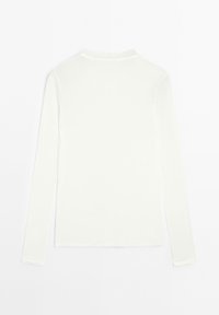 Enkelt hvid langærmet crew neck-skjorte lagt fladt ud med bagsiden synlig, med enkel og ren syning på hvid baggrund.