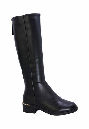 Stivale in pelle nera alto fino al ginocchio con una texture liscia, punta squadrata, tacco a blocco basso e accentuazione dorata vicino al tacco. Chiusura con zip sul retro.