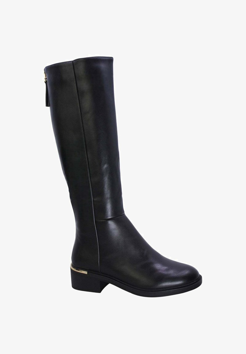 Stivale in pelle nera alto fino al ginocchio con una texture liscia, punta squadrata, tacco a blocco basso e accentuazione dorata vicino al tacco. Chiusura con zip sul retro.